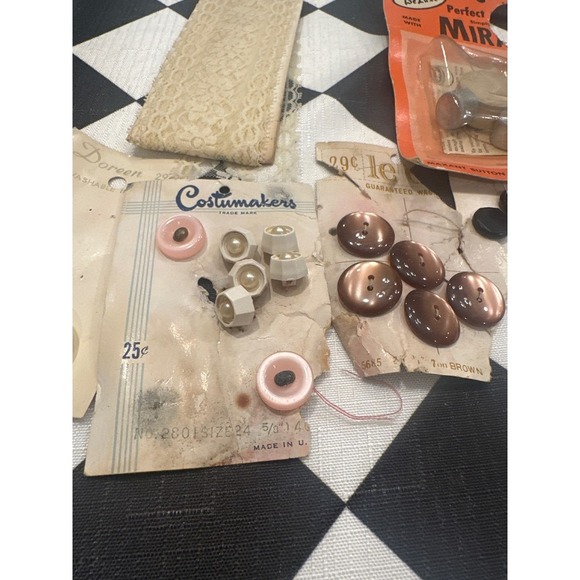 Vintage Sewing Buttons Lot Deluxe Mira Doreen Costumakers Trim Lace - Picture 3 of 5